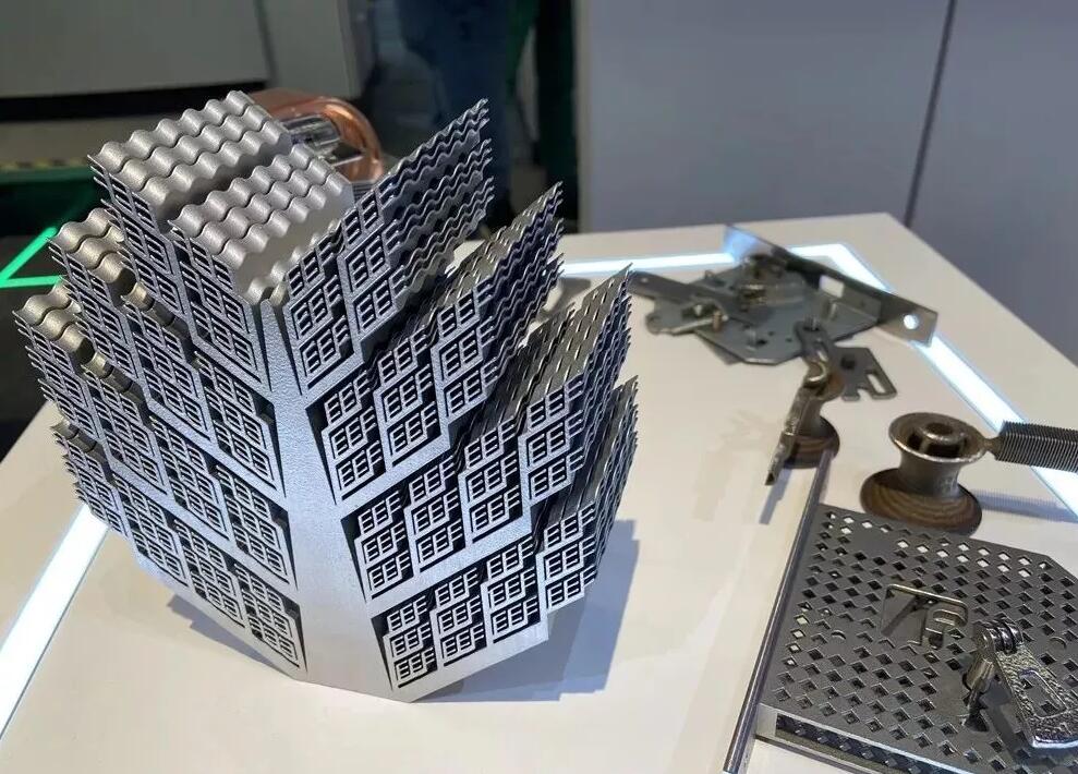 金屬3D打印復(fù)雜的工件，從而實(shí)現(xiàn)加工中心無法實(shí)現(xiàn)設(shè)計(jì)加工的難題